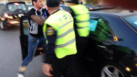 Bakıda yol polisini daş-qalaq edən ata və oğulları həbs olundu - QALMAQAL