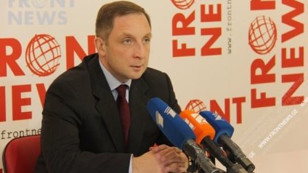 Gürcüstanda keçmiş naziri qəbiristanlıqda GÜLLƏLƏDİLƏR