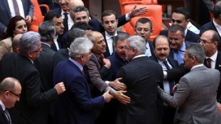  Türkiyə Böyük Millət Məclisində əlbəyaxa dava