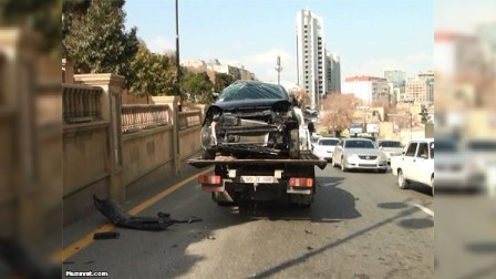 Qadın sürücü maşının şüşəsindən çıxıb divara çırpıldı – Bakıda