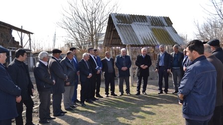 İcra başçısı sakinlərlə torpaqlardan istifadə yollarını müzakirə etdi