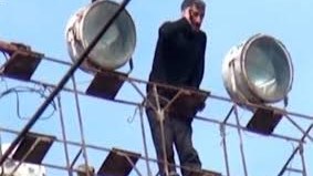 Bakıda nazirliyin idarə rəisi özünü körpüdən atmaq istədi