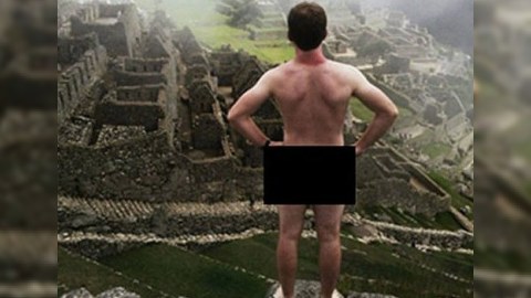 Çılpaq poza verən turistlər saxlanıldılar