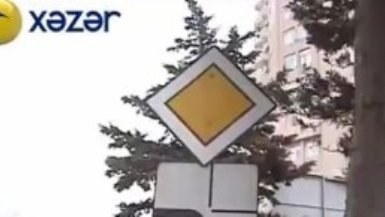  Bakıda sürücüləri çaşdıran yol nişanı-Video