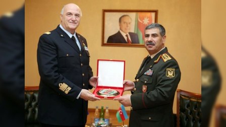 Zakir Həsənov NATO generalı ilə müzakirə apardı 