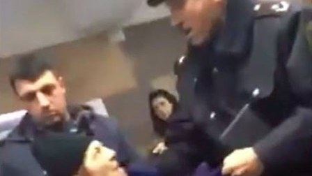  Metroda polisin yaşlı qadına qarşı kobudluğu - Video 