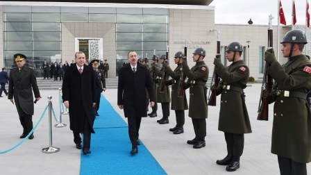 Prezidentlər təyyarədə çay süfrəsi arxasında - Fotolar