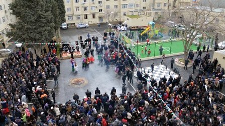 Gəncə və Sumqayıtda ən böyük tort kəsən Eldar Əzizov Bakıda ən böyük paxlavaya keçdi - FOTOLAR