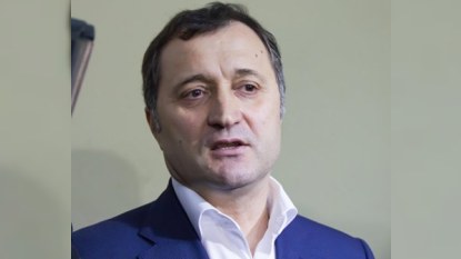 Keçmiş baş nazir təcridxanada döyüldü
