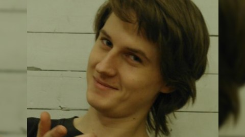 Aktyor pəncərədən yıxılıb öldü