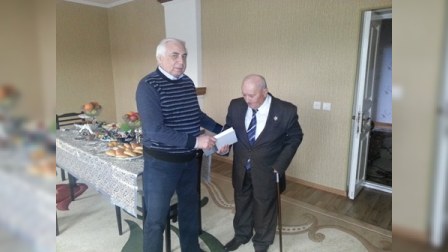 Deputat 90 yaşlı veteranı təbrik etdi