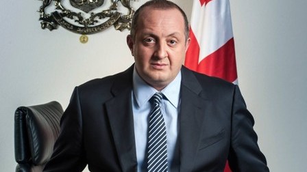  Prezident hamilə qadını yanan maşından xilas etdi