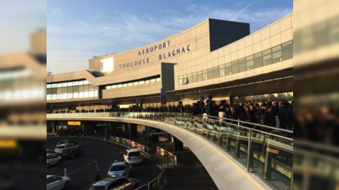 Fransa aeroportunda təxliyyə işləri aparılır