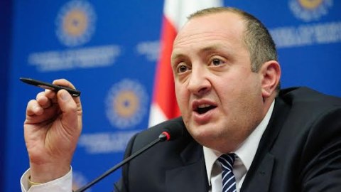 Prezident hamilə qadını xilas etdi