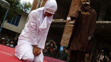  Kişi ilə nikahsız münasibətdə olan qadın qamçılandı  - FOTOLAR