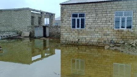 Bakıda TƏHLÜKƏ: minlərlə evi su basır 