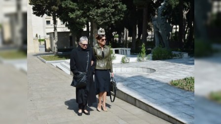 Prezident və xanımı Maqsud İbrahimbəyovun məzarını ziyarət etdi - FOTO