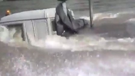 Salyanda yük maşını çaya düşüb - sürücü yoxa çıxıb 