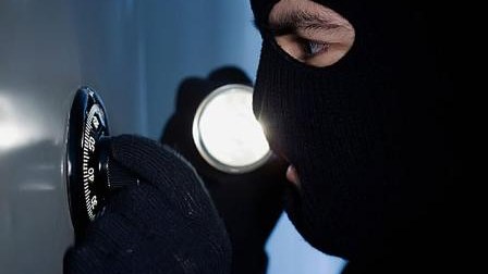 Oğurluğa girib pulla bərabər müşahidə kamerasını da apardı