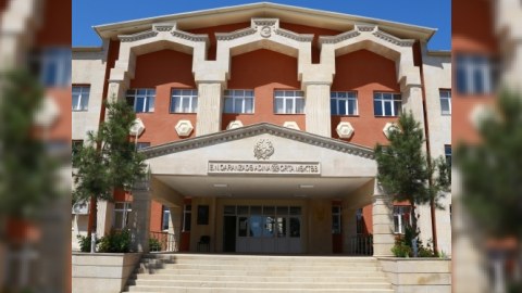 Direktor ağalıq edir: “Kimi istəyirəm onu da məktəbimə qəbul edirəm”