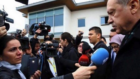 Ərdoğana ağlaya-ağlaya sual verən azərbaycanlı jurnalist - FOTO