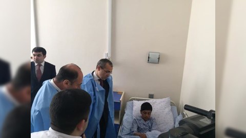 Nazir yaralı şagirdə baş çəkdi – FOTO