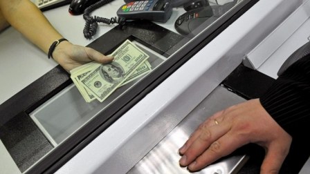 Bu gündən Azərbaycanda dollarla kredit verilməsi dayandırılır
