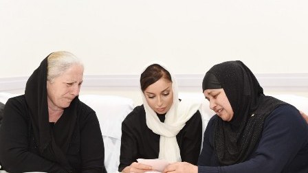  Mehriban Əliyeva şəhid anaları ilə görüşdə ağlayıb 
