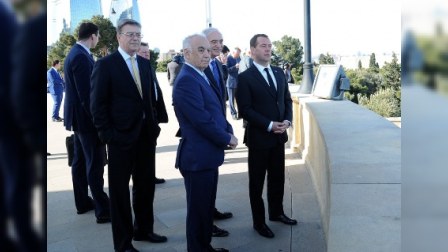 Medvedev Şəhidlər xiyabanını ziyarət edib - FOTOLAR