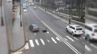 Bakıda avtobus qucağında uşaqla yolu keçən ananı vurdu