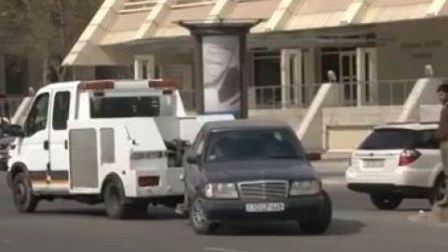Evakuator avtomobili sürüyə-sürüyə aparır-Video