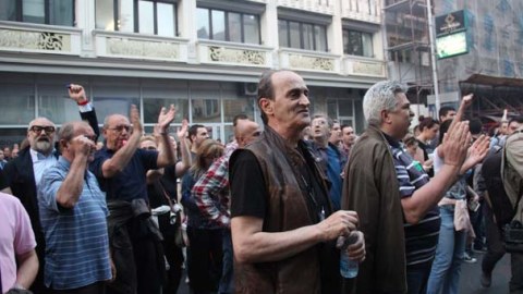 Prezidentin ofisinə hücum edildi - FOTOLAR