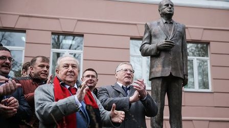 Jirinovskiyə qoyulan heykəl söküləcək - FOTO