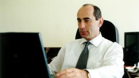   Robert Koçaryanın evinə qumbara atılıb 