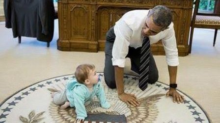  Psakinin qızı Obamanı diz çökdürdü