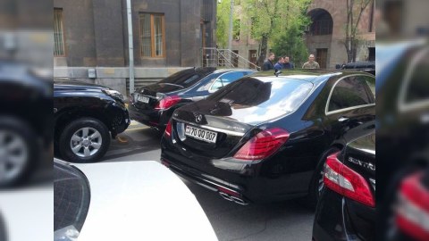 Ermənistan mediası Sarkisyanı bahalı maşınlarla “vurdu” - FOTOLAR