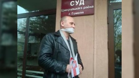  Belarusda jurnalist ağzını tikdi