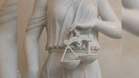 Azərbaycanlı taksi sürücüsünü öldürən skinhed məhkəmə qarşısına çıxdı
