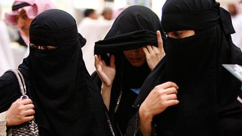 Səudiyyəli qadınlara gecə restoranda işləməyə icazə verildi