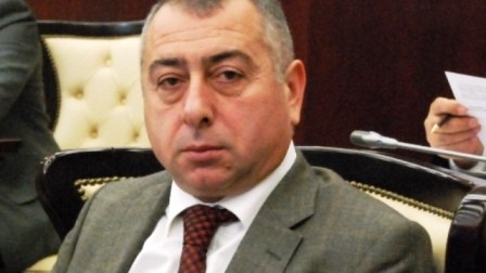 Deputat polis şöbələrini “vurdu”