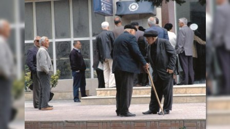 “Pensiyaçının ixtisar riski yoxdur” - Kredit qadağasına ŞƏRH