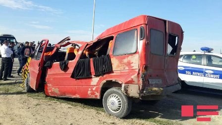 Polisin iştirakı ilə ağır qəza:&nbsp;2 &ouml;l&uuml;, 12 yaralı