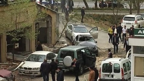 “Xalq bank”ın yaxınlığında partlayış - Xeyli maşın sıradan çıxdı - FOTO
