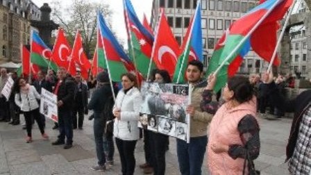 Kölndə Azərbaycanlılar aksiya keçirib Merkelə müraciət etdilər