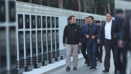 Ramil Səfərov Şəhidlər Xiyabanını ziyarət edərkən – FOTOLAR
