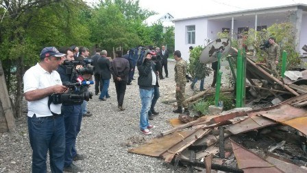 Xarici  jurnalistlər сəbhə bölgəsində - FOTOLAR