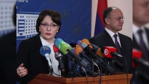 Gürcüstanın müdafiə naziri erməni həmkarına zəng edib