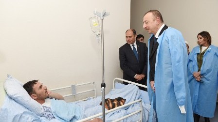 İlham Əliyev yaralılara baş çəkib - FOTOLAR
