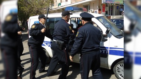 Hədə-qorxu ilə 15 min manat alan “polislər” tutuldu