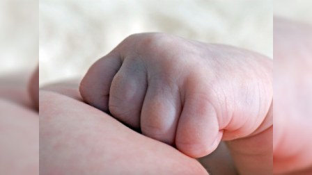 Tovuzda üzərinə qaynar yemək tökülən azyaşlı öldü